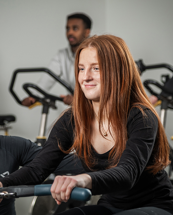 Elev tränar roddmaskin